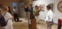 Maria Grazia Dapuzzo spiega la mostra al pubblico