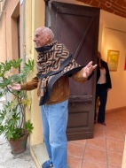 Mario Ferrando invita ad entrare alla mostra di Filippo Biagioli